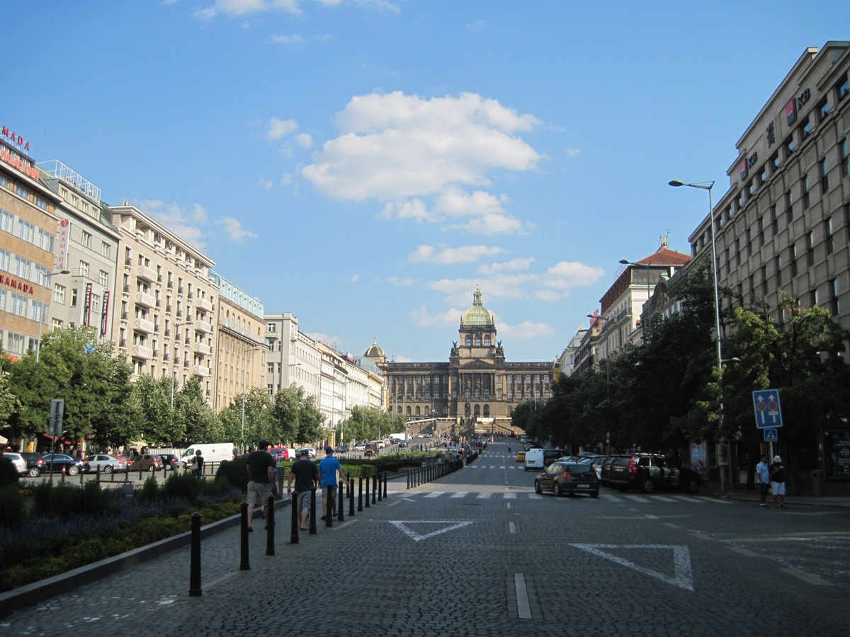 25-Praga- Veduta della Piazza Venceslao e sullo sfondo il Museo Nazionale di Praga